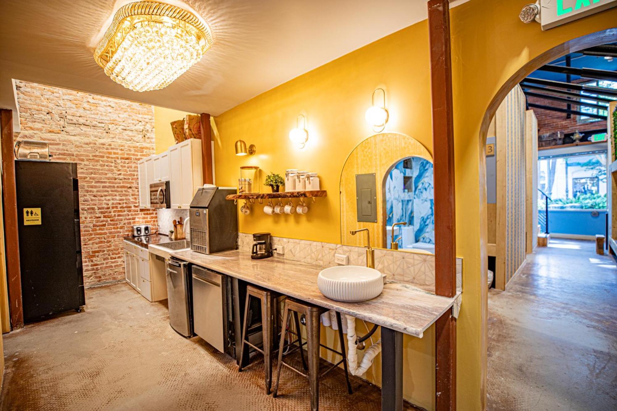 Social Stays - Santa Barbara'S First Hostel On State Street Eksteriør billede