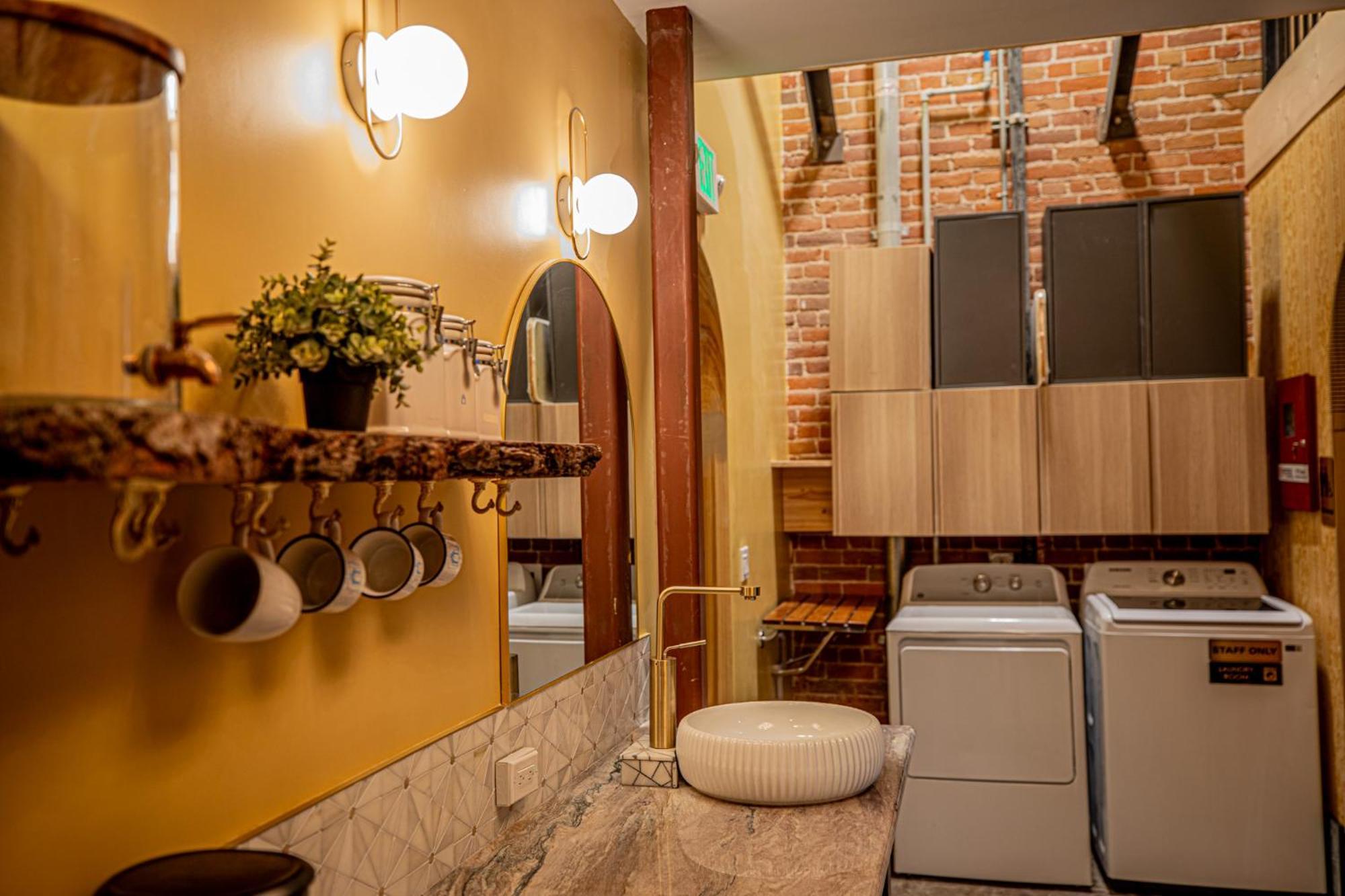 Social Stays - Santa Barbara'S First Hostel On State Street Eksteriør billede